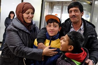Nachdem der Flüchlingsjunge Mahdi Rabani bei der Flucht verloren gegangen ist, hat sich die Familie wiedergefunden.
