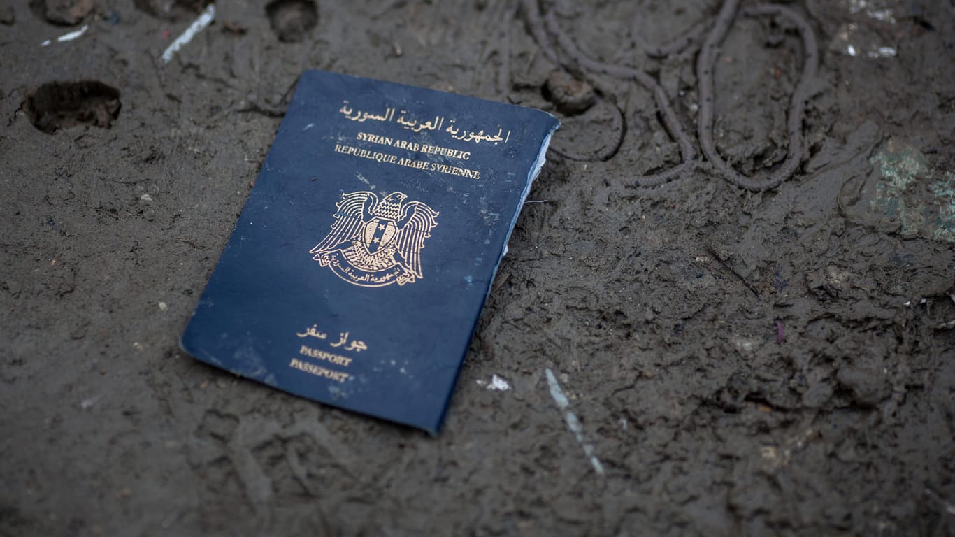 Das Deckblatt eines syrischen Passes liegt im Flüchtlingslager in Idomeni im Schlamm.