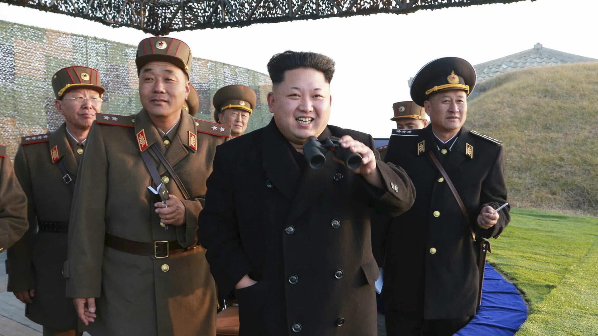 Der nordkoreanische Machthaber Kim Jong Un beobachtet ein Militärmanöver in Nordkorea. Der nordkoreanische Machthaber Kim Jong Un beobachtet ein Militärmanöver in Nordkorea.