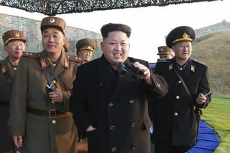 Der nordkoreanische Machthaber Kim Jong Un beobachtet ein Militärmanöver in Nordkorea.