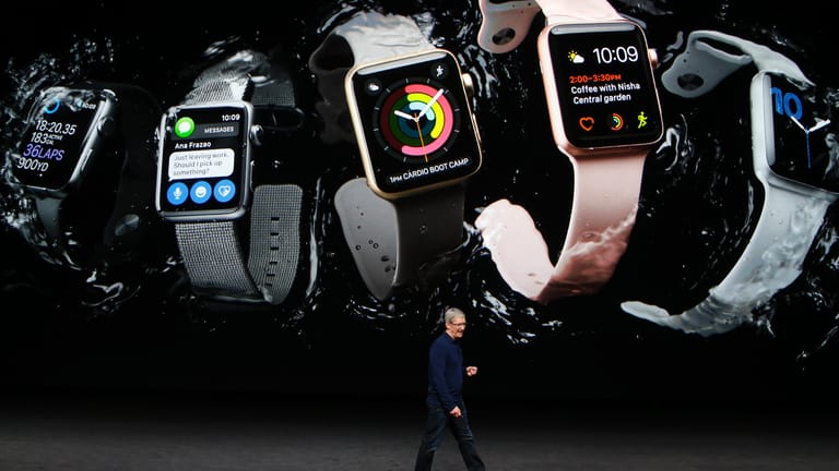 Tim Cook zeigt die wasserdichte Apple Watch Series 2 in San Francisco.