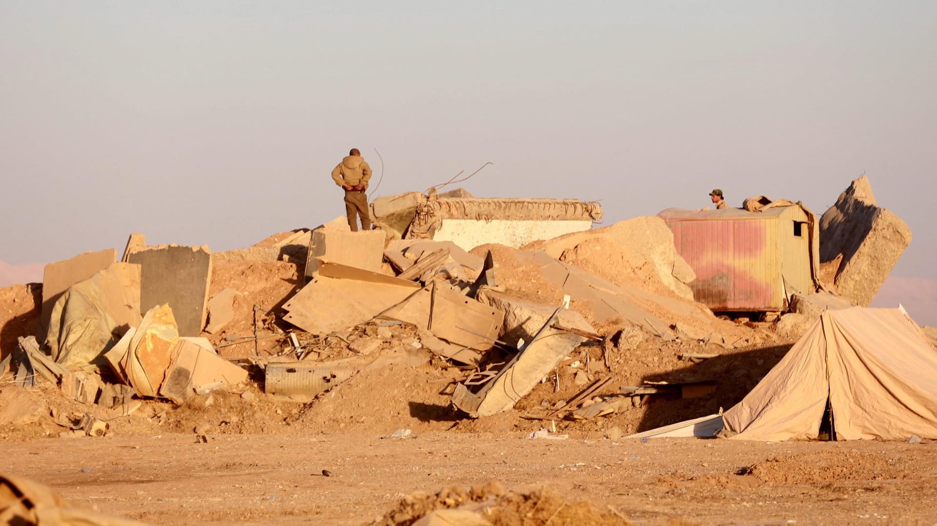 Soldat der irakischen Armee auf den Trümmern des Flughafens von Tal Afar Soldat der irakischen Armee auf den Trümmern des Flughafens von Tal Afar