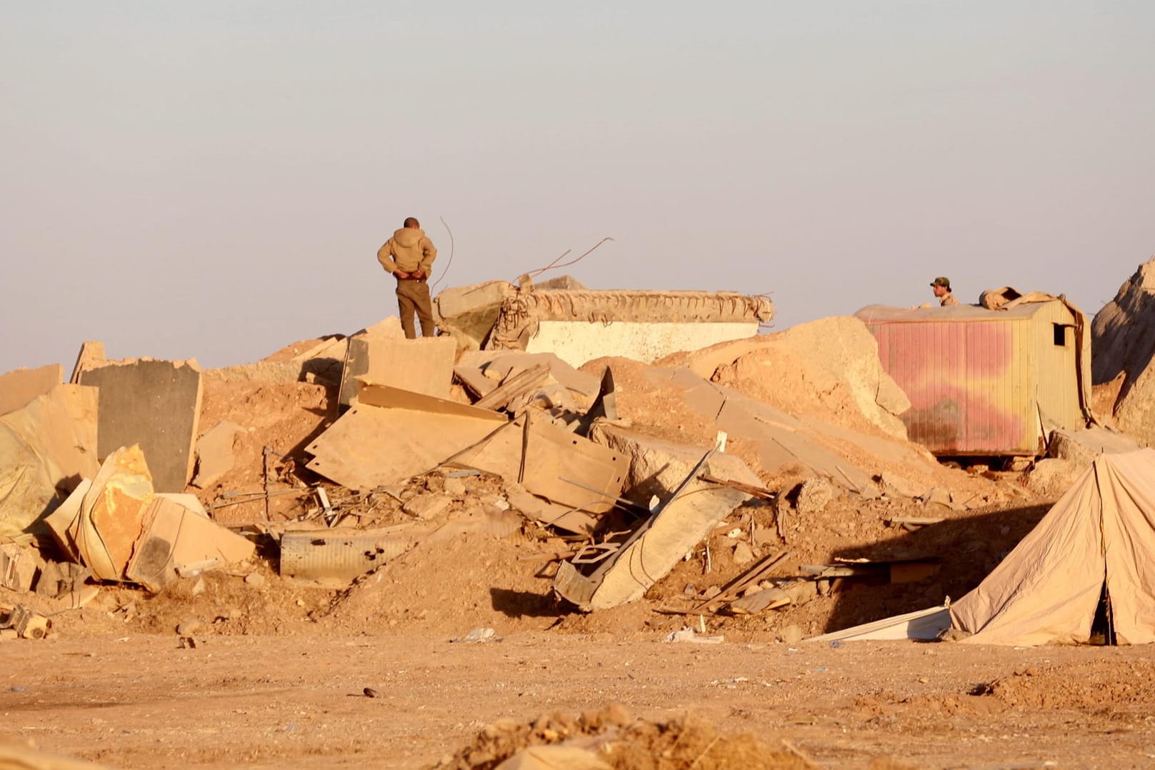Soldat der irakischen Armee auf den Trümmern des Flughafens von Tal Afar