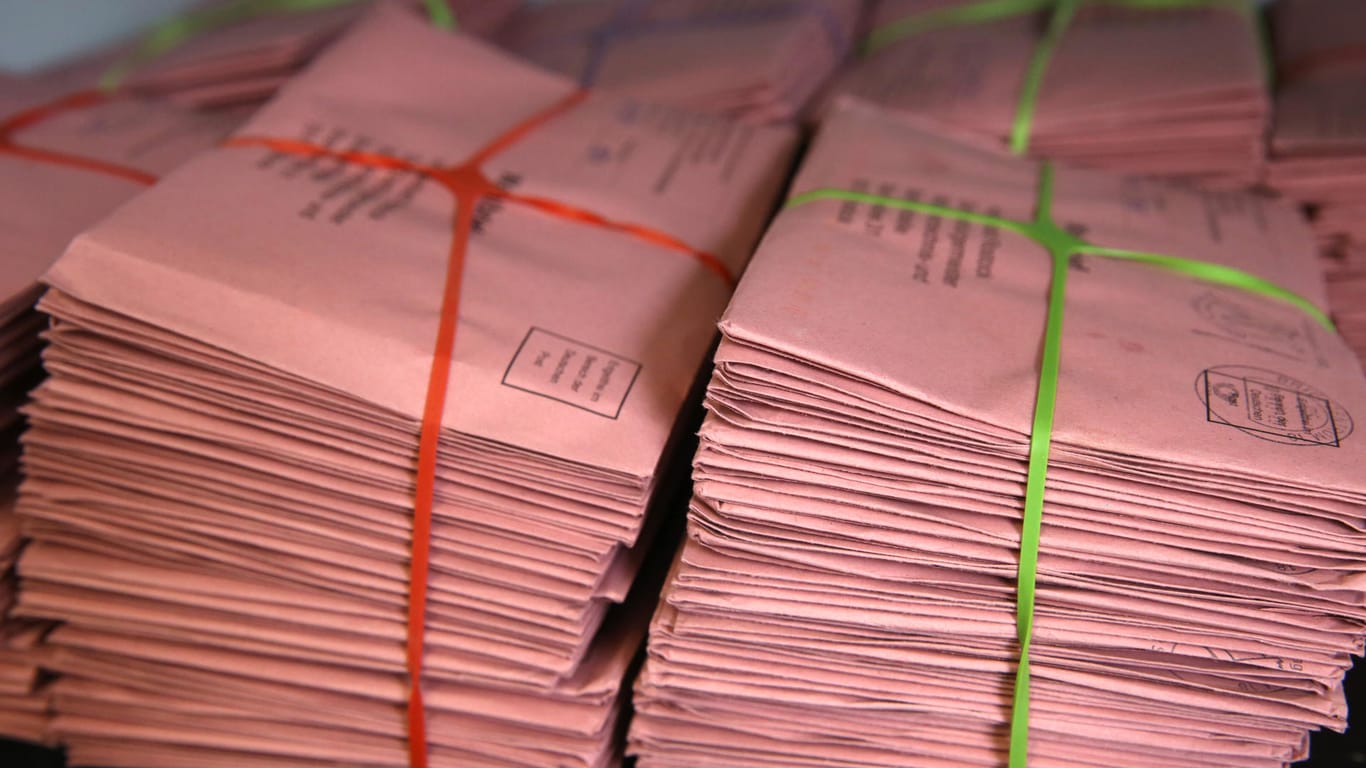 Eingeschickte Wahlbriefe werden in Stahlschränken aufgewahrt, bevor es zu der Auszählung der Stimmen kommt.