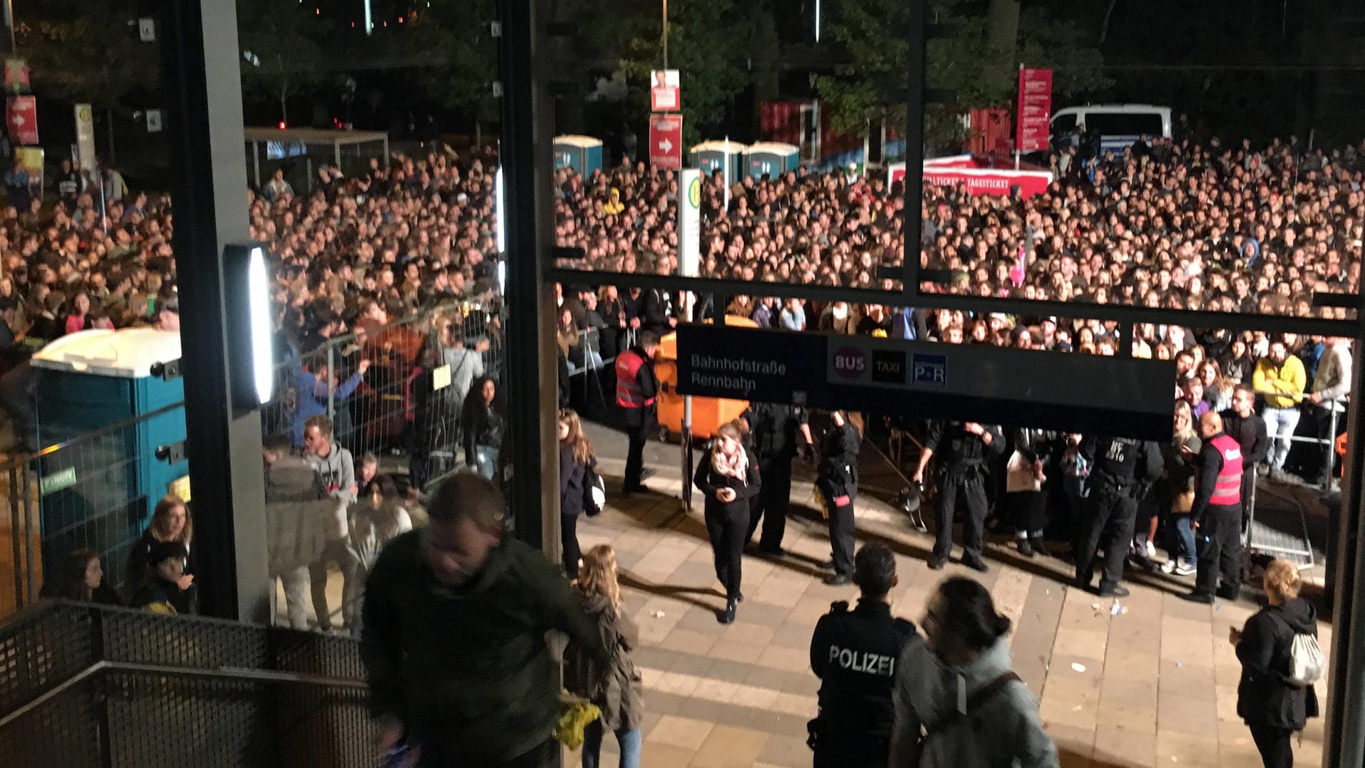 Tausende Besucher des Lollapalooza Festivals warten auf einen Zug für die Rückfahrt nach Berlin.