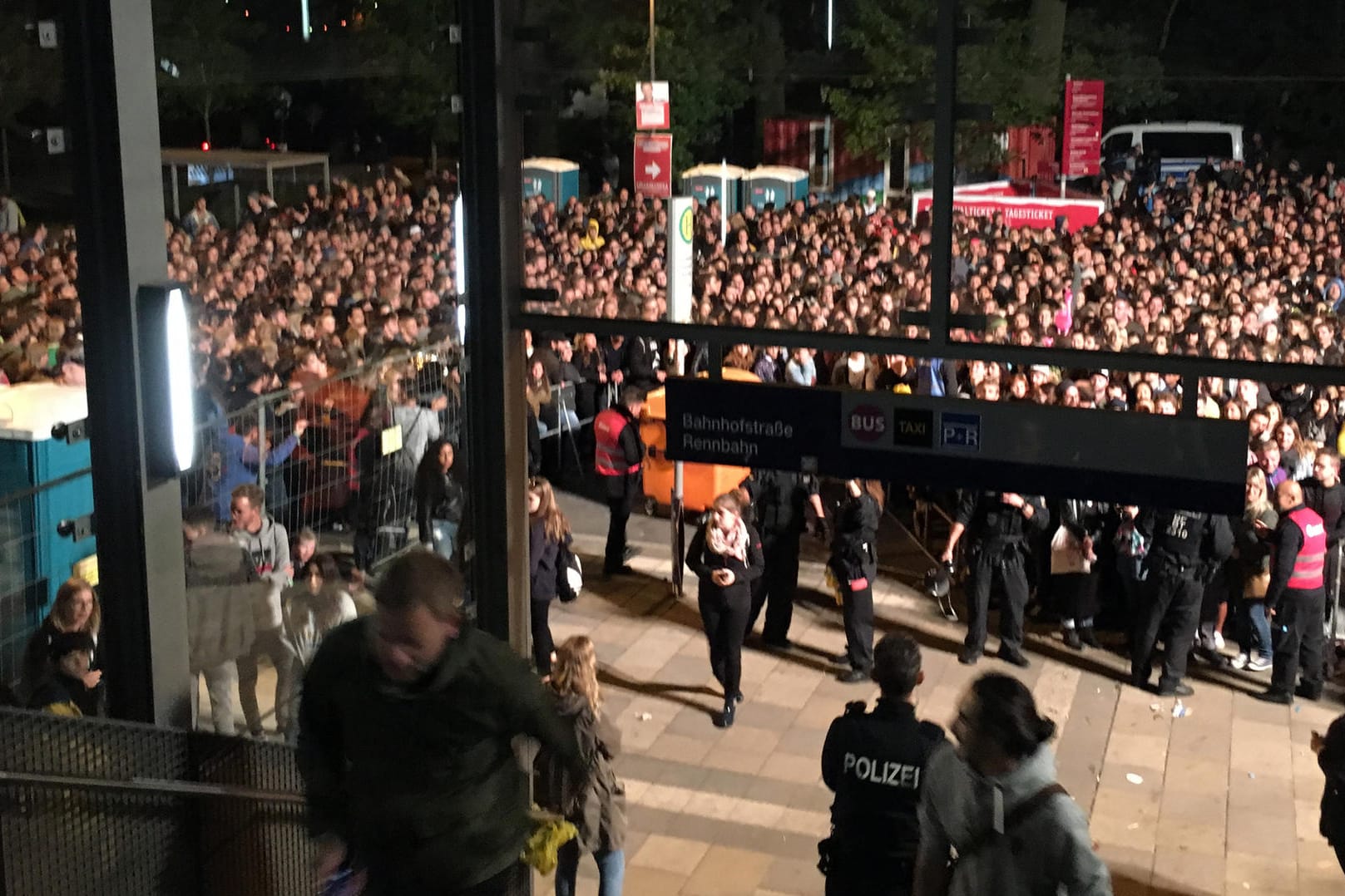Tausende Besucher des Lollapalooza Festivals warten auf einen Zug für die Rückfahrt nach Berlin.