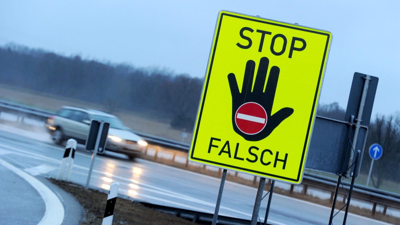 Das Schild an der Autobahn soll davon abhalten, zum Falschfahrer zu werden.