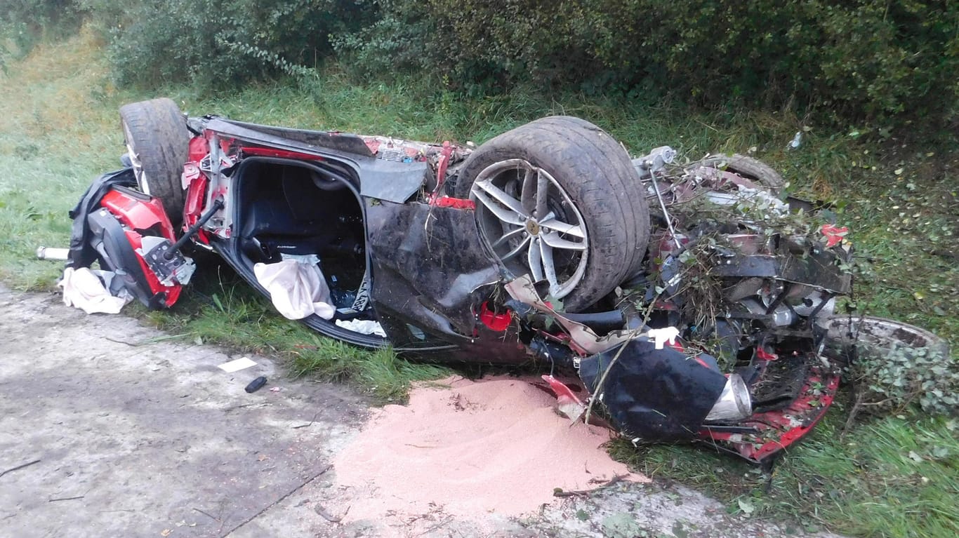 Die Trümmer eines verunfallten Ferraris liegen am Rand der A7 bei Bad Fallingbostel. Es entstand ein Schaden von rund 240.000 Euro.