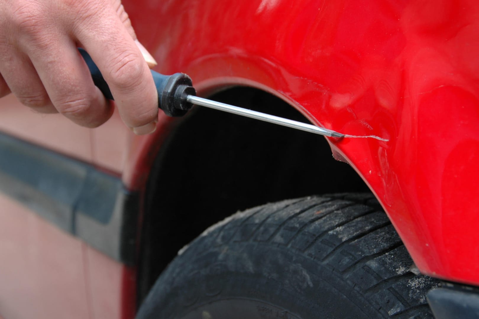 Unbekannte zerkratzen rund 220 Autos