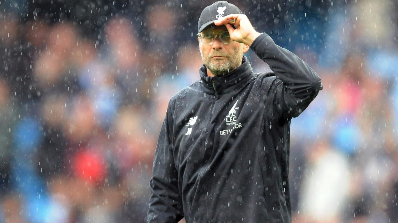 Im Regen: Jürgen Klopp nach der Niederlage bei Manchester City.