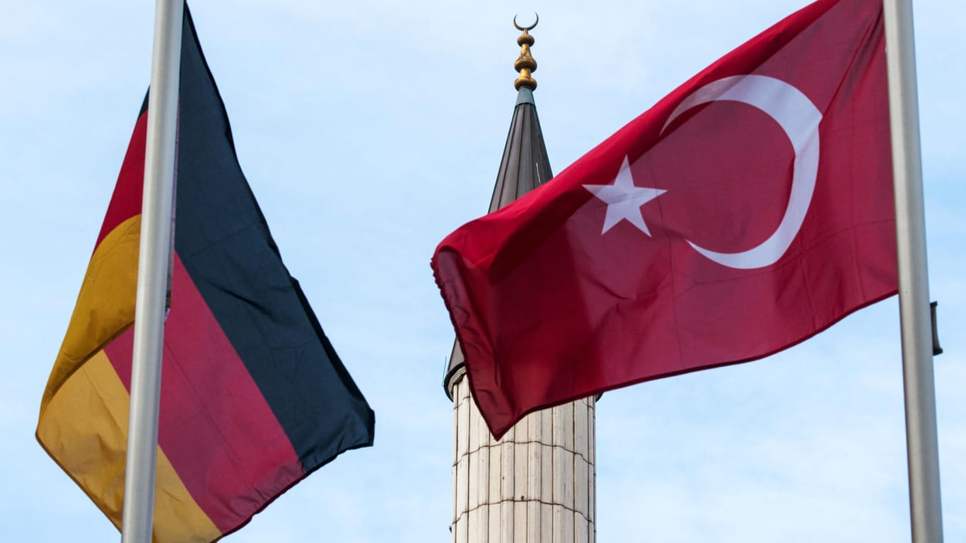 Sind Türken in Deutschland nicht mehr sicher? Das türkische Außenministerium rät seinen Staatsbürgern in Deutschland zur Vorsicht. Die deutsche Politik schwankt zwischen Empörung und Ungläubigkeit.