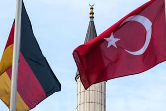 Sind Türken in Deutschland nicht mehr sicher? Das türkische Außenministerium rät seinen Staatsbürgern in Deutschland zur Vorsicht. Die deutsche Politik schwankt zwischen Empörung und Ungläubigkeit.