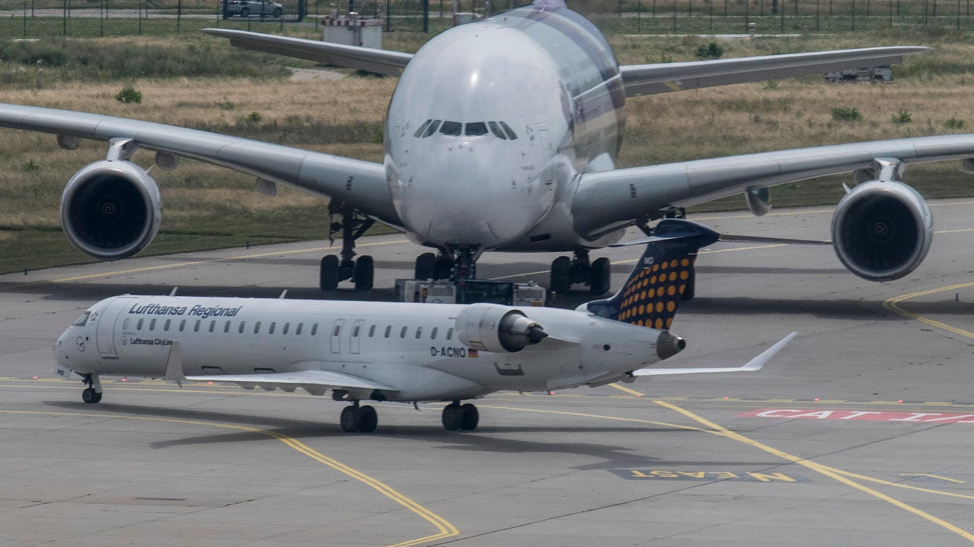 Für den 90-minütigen Einsatz des Entschärferteams wurden am größten deutschen Flughafen in Frankfurt die Halle A geräumt. Für den 90-minütigen Einsatz des Entschärferteams wurden am größten deutschen Flughafen in Frankfurt die Halle A geräumt.
