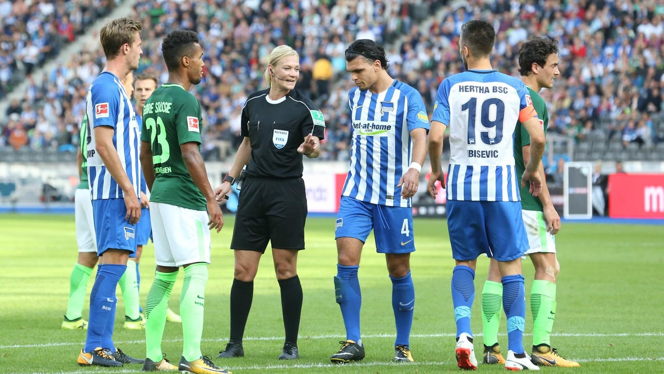 Beim 1:1 zwischen Hertha BSC (blau-weiß) und Werder Bremen (grün) gab Bibiana Steinhaus (Mitte) ihr Debüt in der Bundesliga.