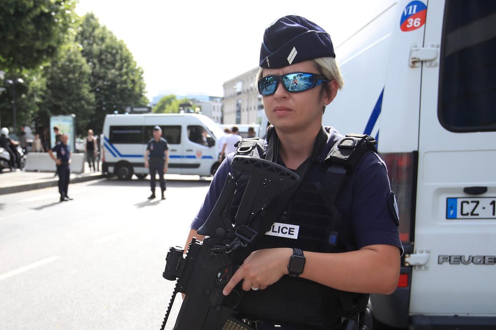 In Frankreich hat ein Polizist seine Frau und zwei gemeinsame Kinder erschossen.