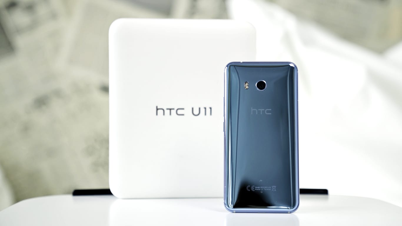 Das "Liquid Surface Design" des HTC U11 reflektiert die Umgebung sehr stark.