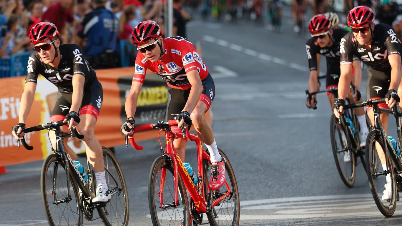 Mit seinem Sieg bei der Vuelta hat Chris Froome (Mitte) Radsport-Geschichte geschrieben.