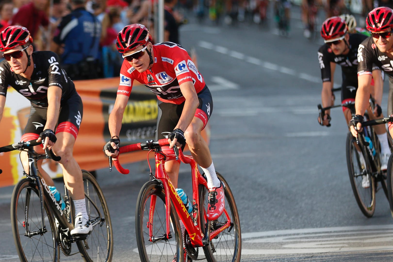 Mit seinem Sieg bei der Vuelta hat Chris Froome (Mitte) Radsport-Geschichte geschrieben.