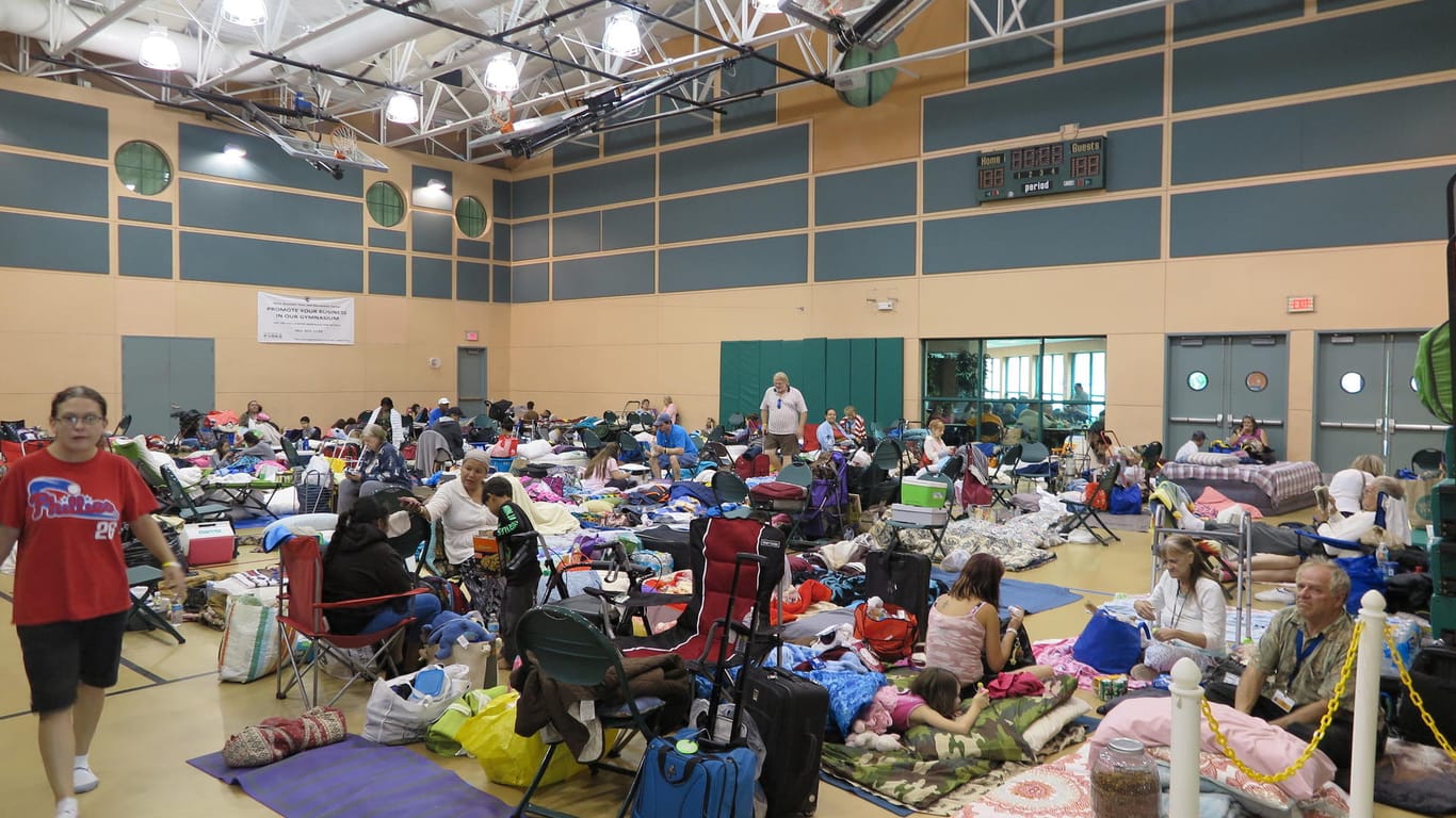 Menschen haben in einer Notunterkunft in Palm Beach ihr Lager aufgeschlagen.
