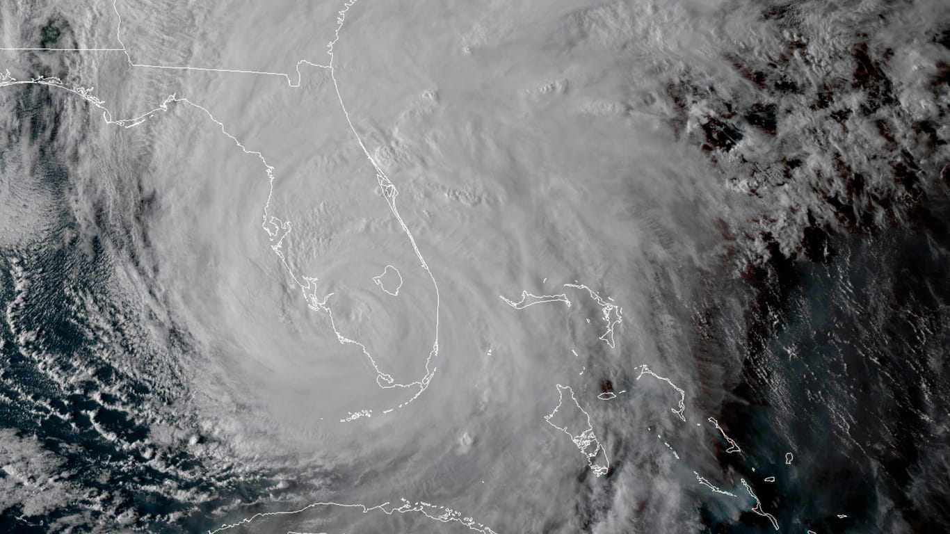 Das Satellitenbild zeigt, dass der Sturm das gesamte Staatsgebiet Floridas überdeckt.