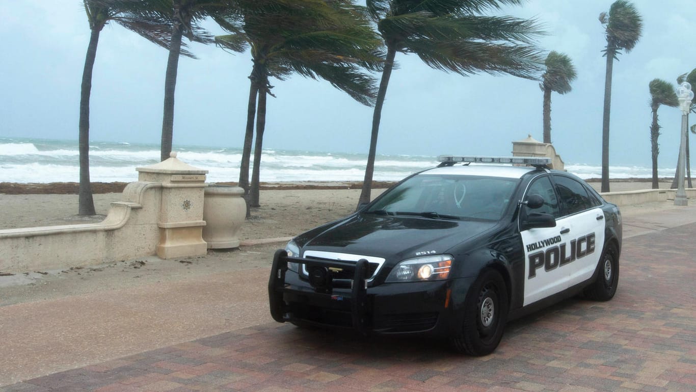 Im evakuierten Küstenort Hollywood (Florida) fährt die Polizei auf der Uferpromenade Streife.
