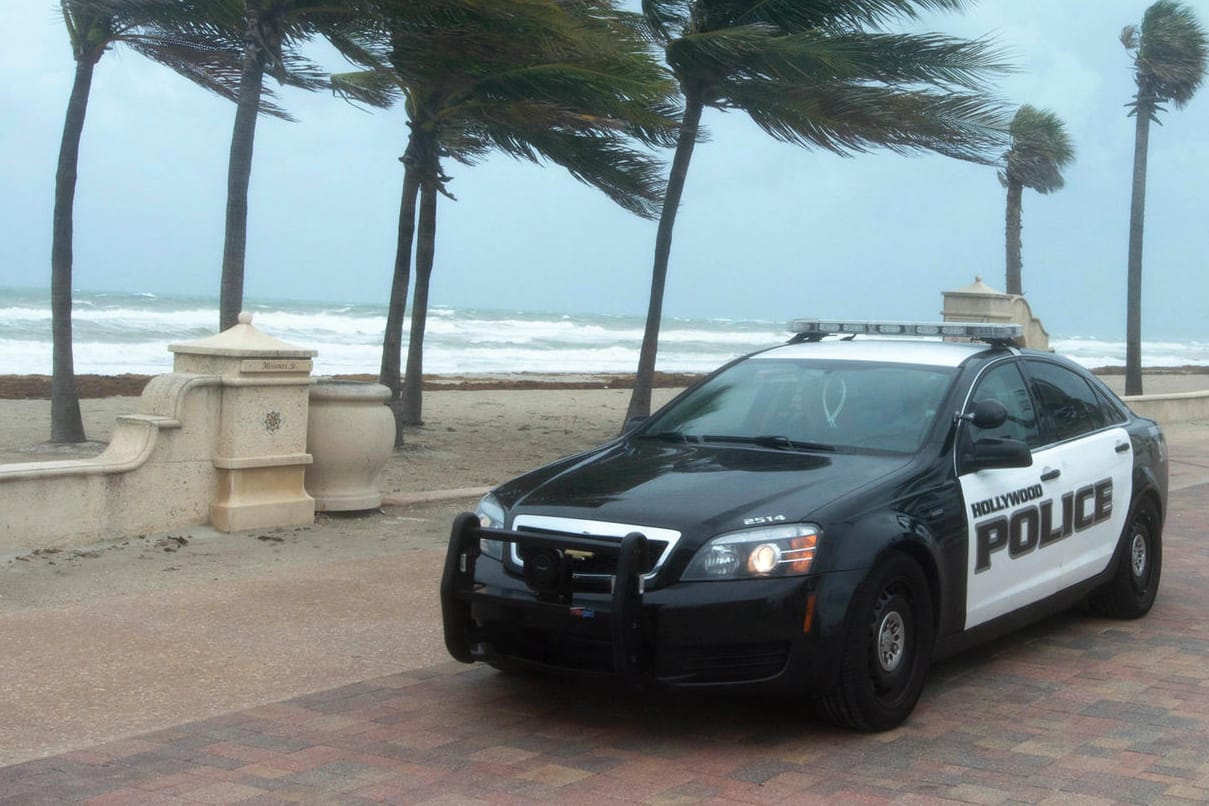 Im evakuierten Küstenort Hollywood (Florida) fährt die Polizei auf der Uferpromenade Streife.