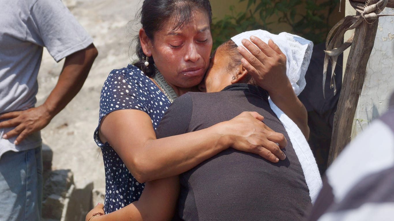 Menschen trauern um ihre Angehörige, die bei dem schweren Erdbeben ums Leben gekommen waren.