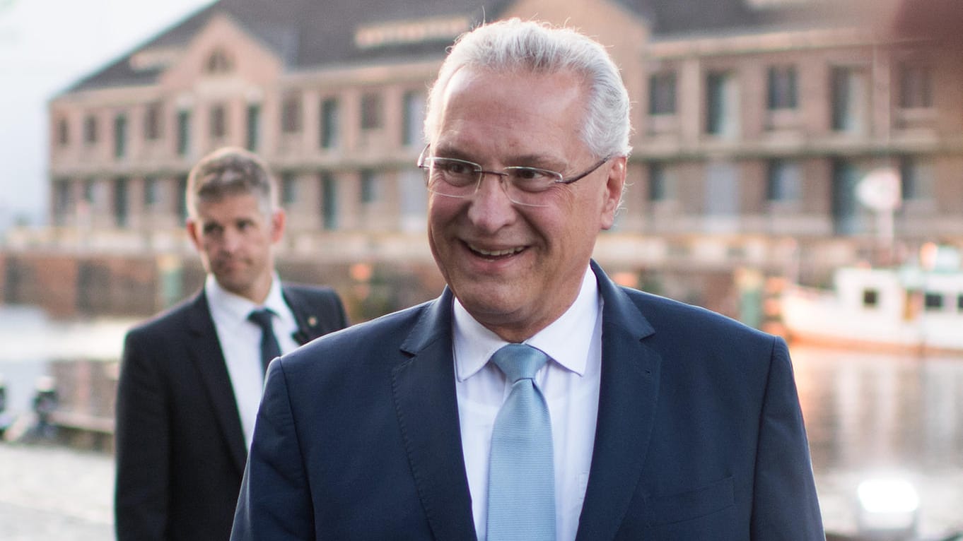CSU-Spitzenkandidat Joachim Herrmann trifft zum TV-Fünfkampf der kleineren Parteien in Berlin ein. CSU-Spitzenkandidat Joachim Herrmann trifft zum TV-Fünfkampf der kleineren Parteien in Berlin ein.