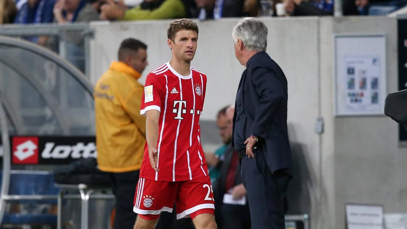 Thomas Müller klatscht Carlo Ancelotti nach seiner Auswechslung in Hoffenheim ab.