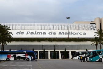 Seit Samstagabend müssen 162 Condor-Fluggäste in Mallorcas Hauptstadt Palma auf ihren Rückflug nach Köln warten. Auch am zweiten Tag danach später wird der Flieger nicht planmäßig abheben. (Archivbild)