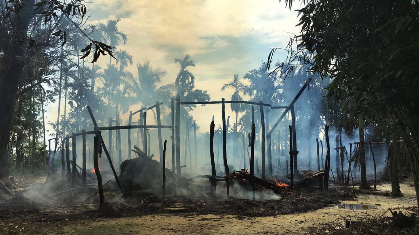 Niedergebrannte Hütten in Gawdu Zara in Myanmar