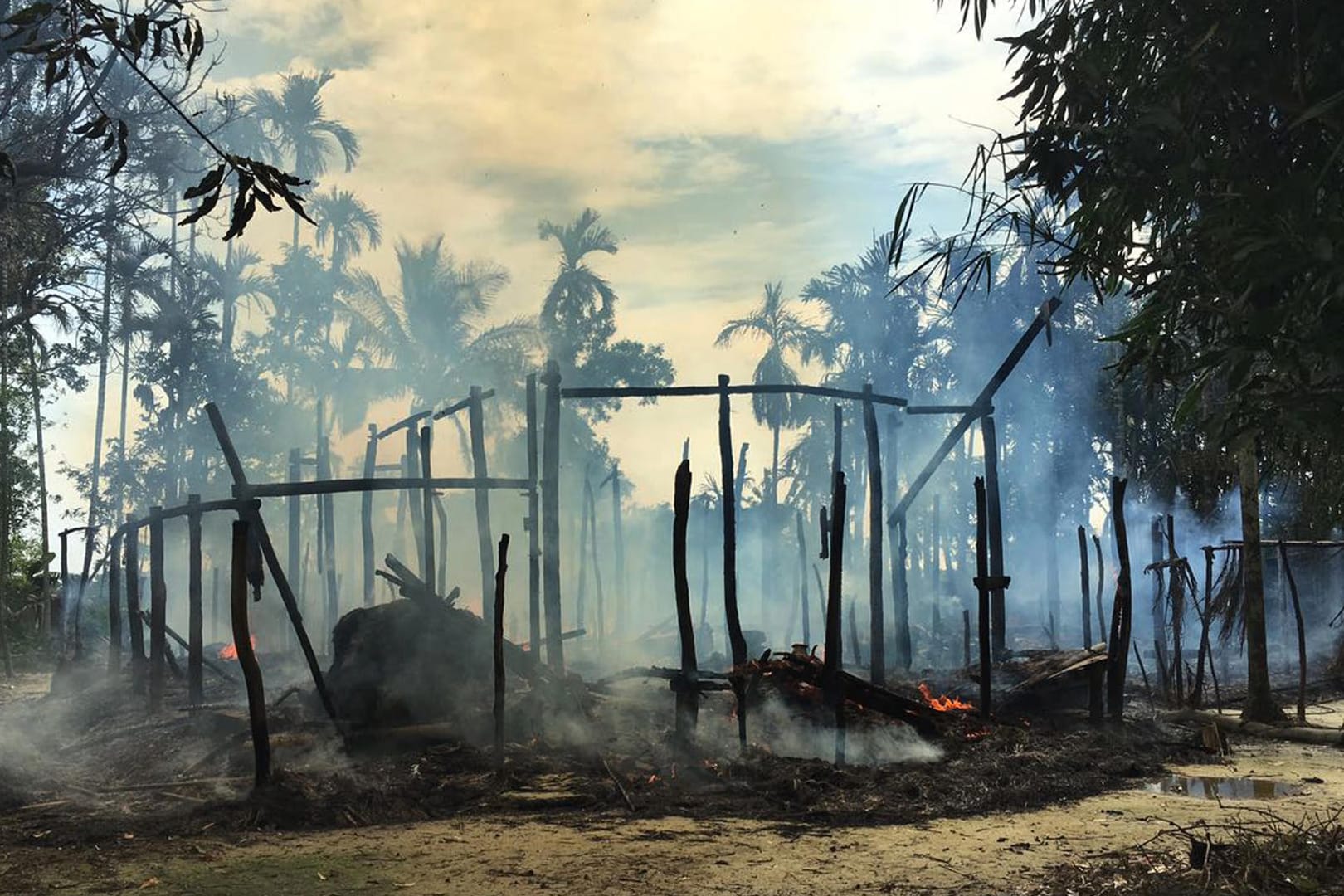 Niedergebrannte Hütten in Gawdu Zara in Myanmar