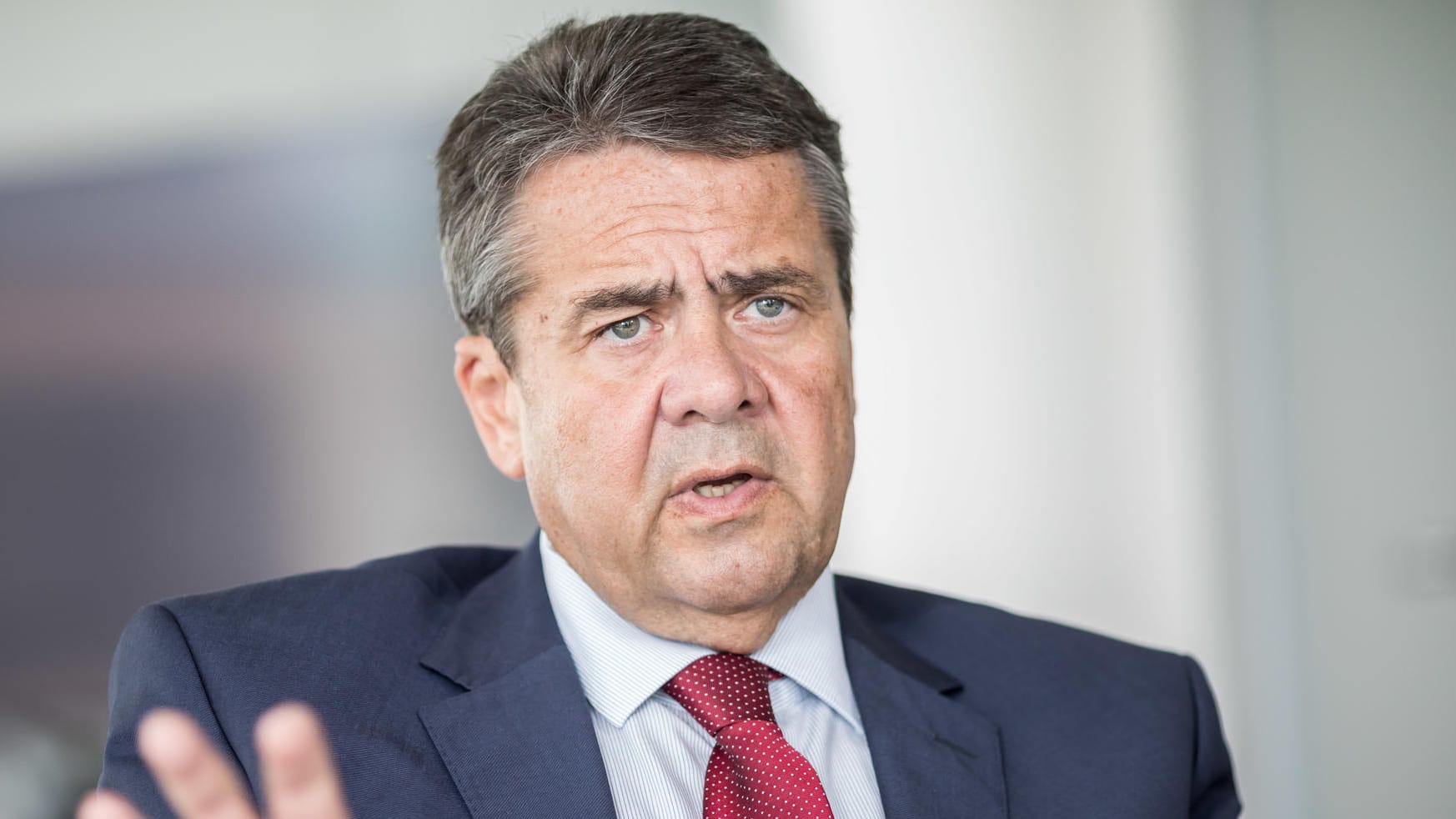 Außenminister Sigmar Gabriel (SPD) nimmt Martin Schulz gegen Kritik in Schutz.