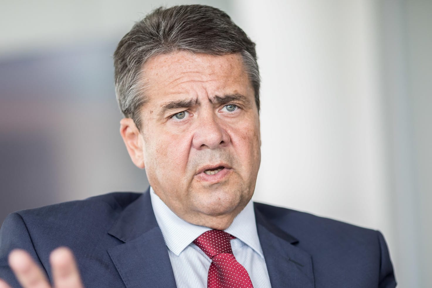 Außenminister Sigmar Gabriel (SPD) nimmt Martin Schulz gegen Kritik in Schutz.