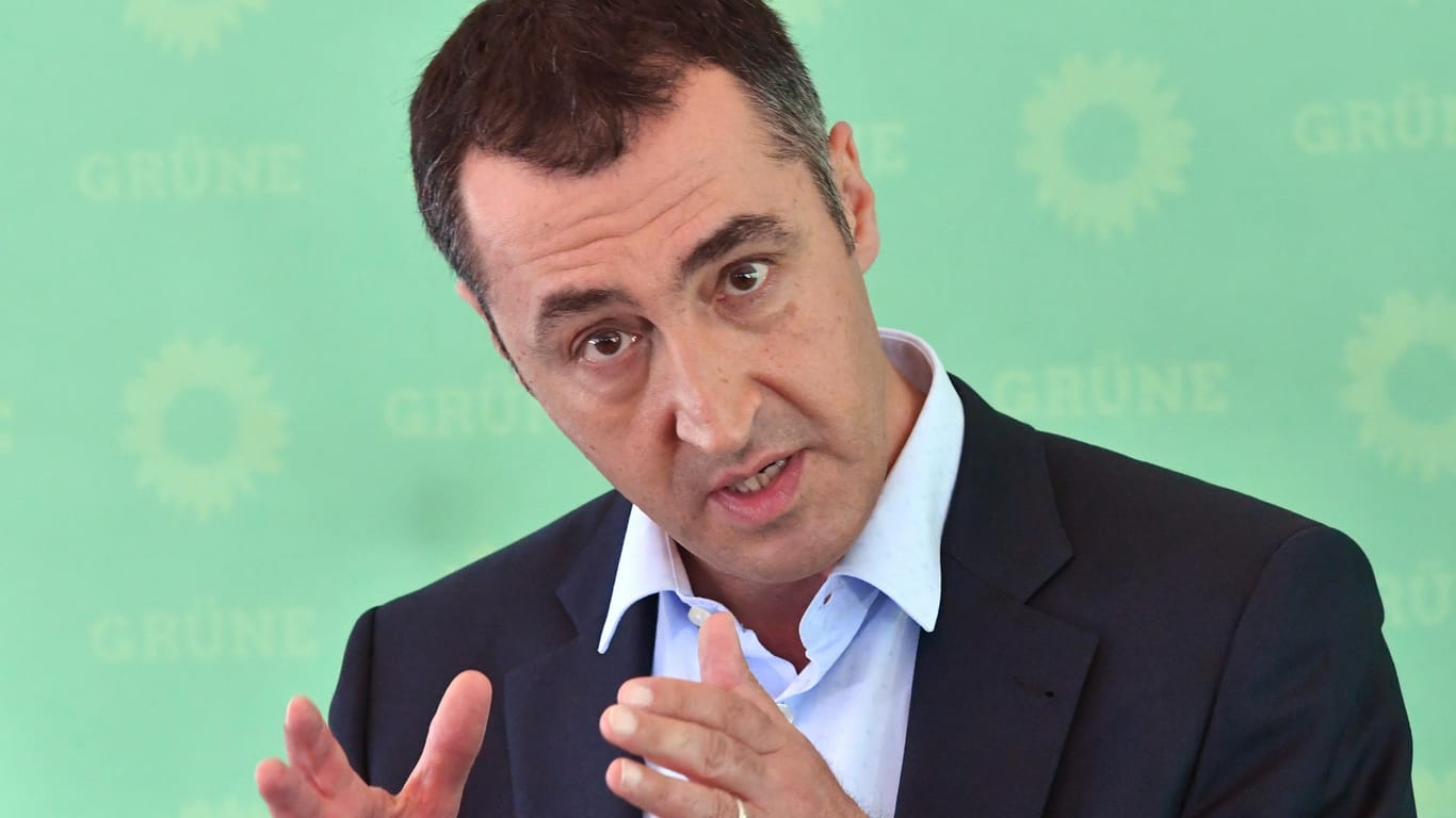 Cem Özdemir, Bundesvorsitzender von Bündnis 90/Die Grünen, stellt in Berlin bei einem Pressegespräch den Zukunftsplan "Energiewende" vor.