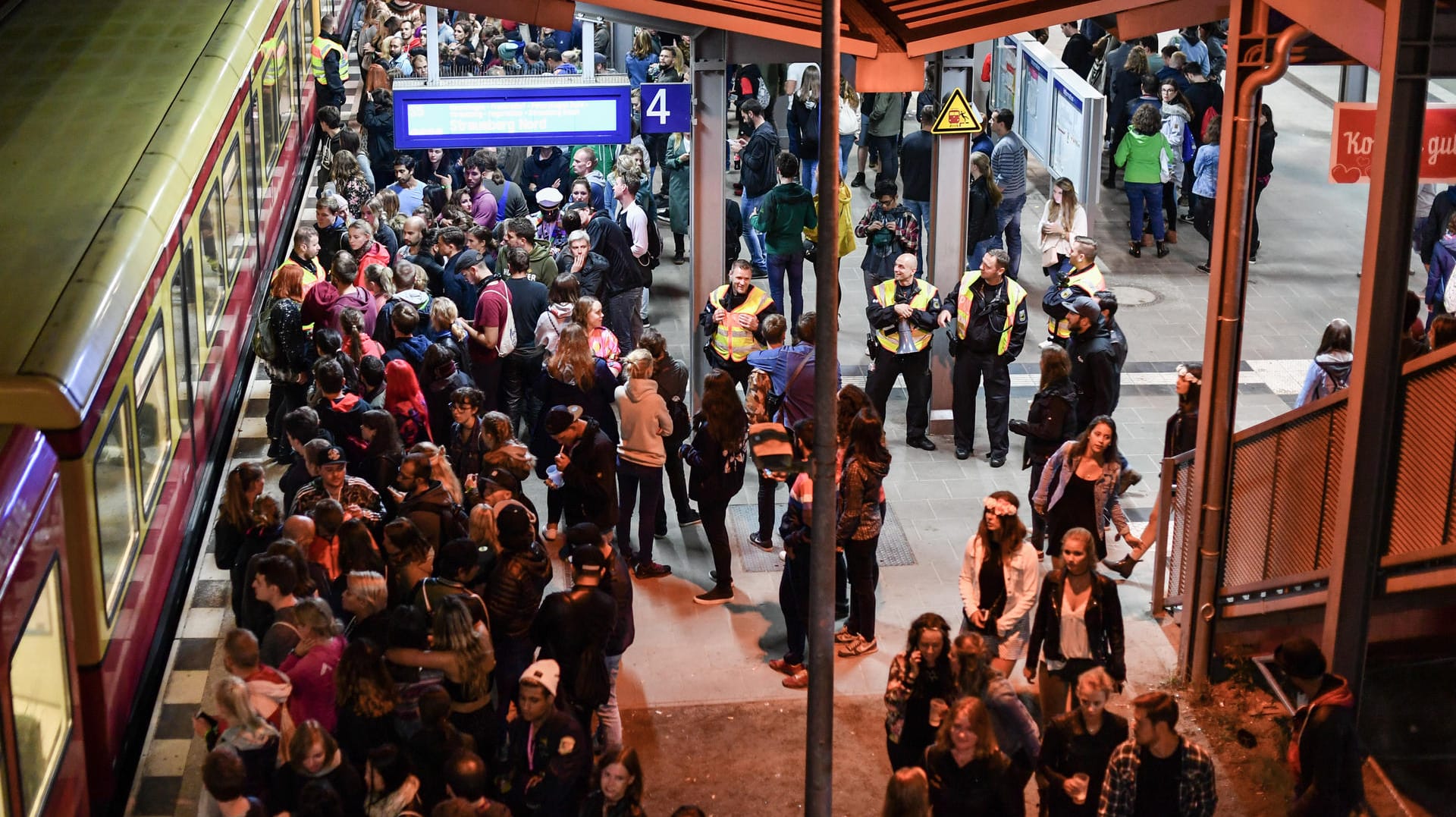 Zahlreiche Besucher des Musikfestivals Lollapalooza nutzen in Hoppegarten bei Berlin die S-Bahn zur Abreise. Organisatorische Schwierigkeiten sorgten für Abreisechaos.