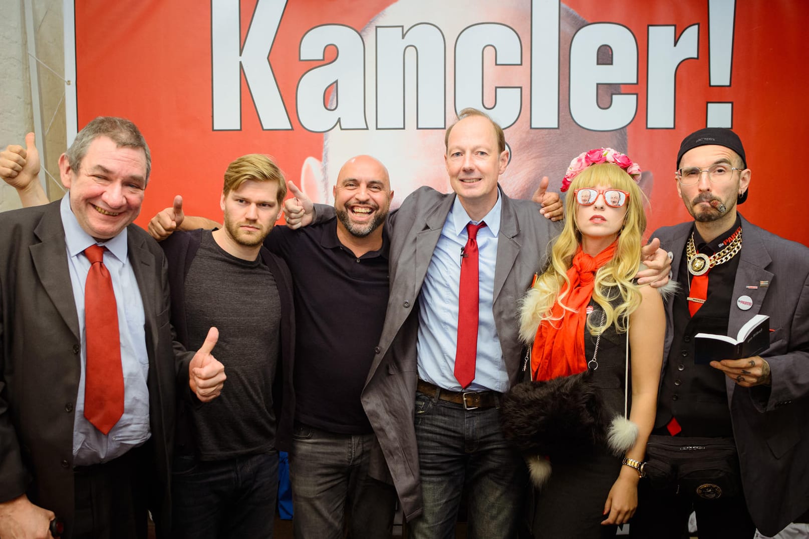 Wolfgang Wendland (l-r), der Aktivisit und Satiriker, Shahak Shapira, der Kabarettist und Spitzenkandidat Serdar Somuncu, der Satiriker, Mitglied des Europäischen Parlamentes und Bundesvorsitzende der Partei "Die Partei", Martin Sonneborn, Natascha, und der Kriminalbiologe Mark Benecke, stehen bei der Vorstellung des Schattenkabinetts von "Die Partei" zusammen..