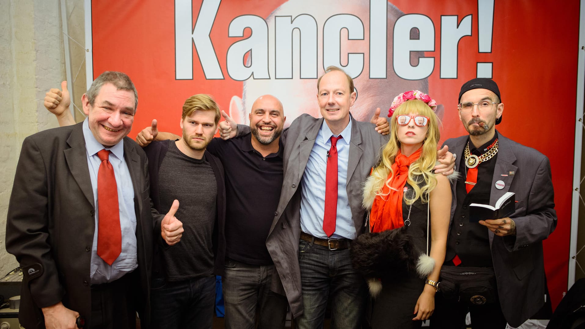 Wolfgang Wendland (l-r), der Aktivisit und Satiriker, Shahak Shapira, der Kabarettist und Spitzenkandidat Serdar Somuncu, der Satiriker, Mitglied des Europäischen Parlamentes und Bundesvorsitzende der Partei "Die Partei", Martin Sonneborn, Natascha, und der Kriminalbiologe Mark Benecke, stehen bei der Vorstellung des Schattenkabinetts von "Die Partei" zusammen.. Wolfgang Wendland (l-r), der Aktivisit und Satiriker, Shahak Shapira, der Kabarettist und Spitzenkandidat Serdar Somuncu, der Satiriker, Mitglied des Europäischen Parlamentes und Bundesvorsitzende der Partei "Die Partei", Martin Sonneborn, Natascha, und der Kriminalbiologe Mark Benecke, stehen bei der Vorstellung des Schattenkabinetts von "Die Partei" zusammen..