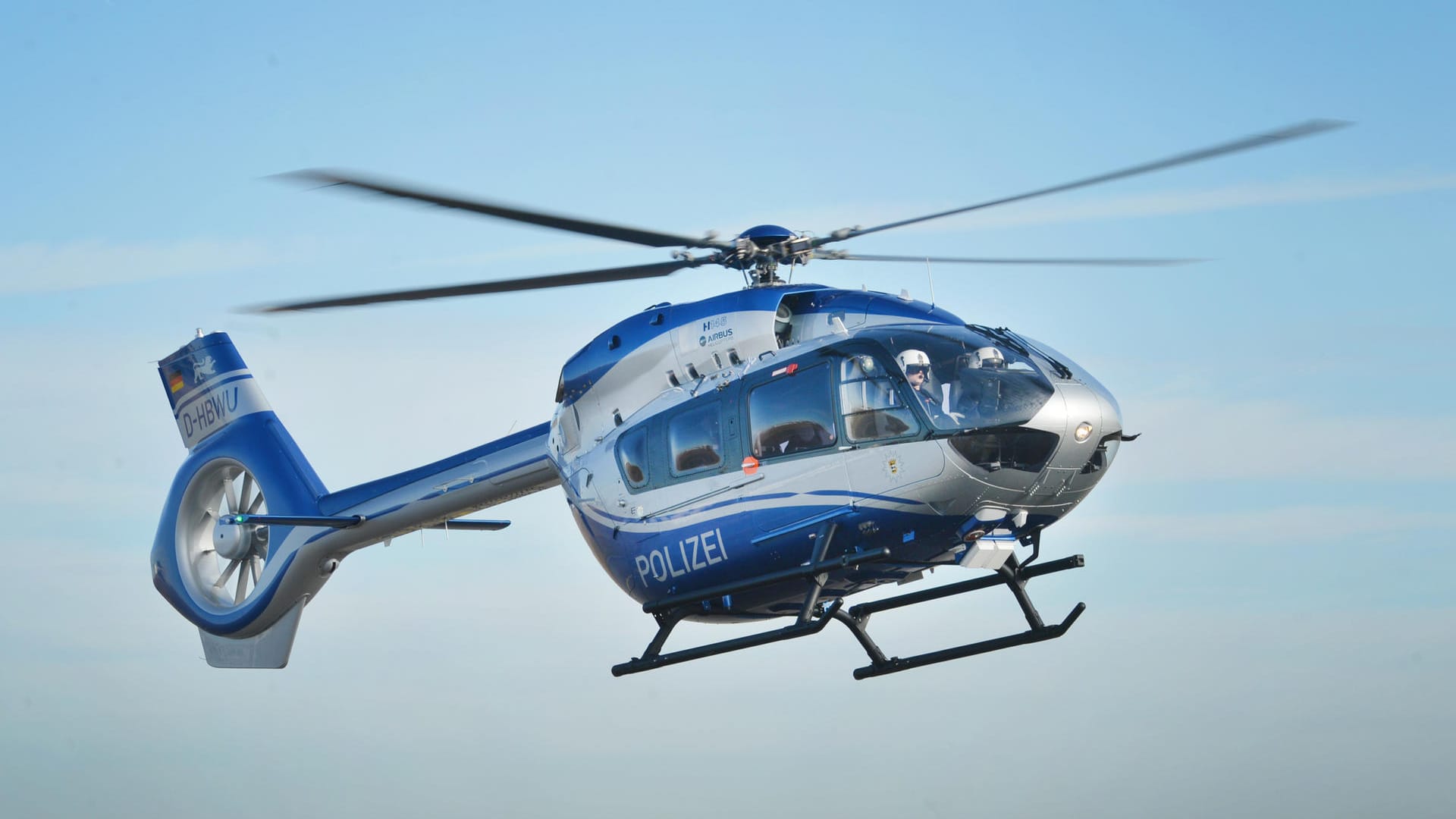 Die Polizei suchte bei Hagen (NRW) über Stunden mit zwei Hubschrauber einen Verwirrten, der barfuß über Bahngleise gelaufen war und Züge zu Schnellbremsungen gezwungen hatte. (Symbolbild)