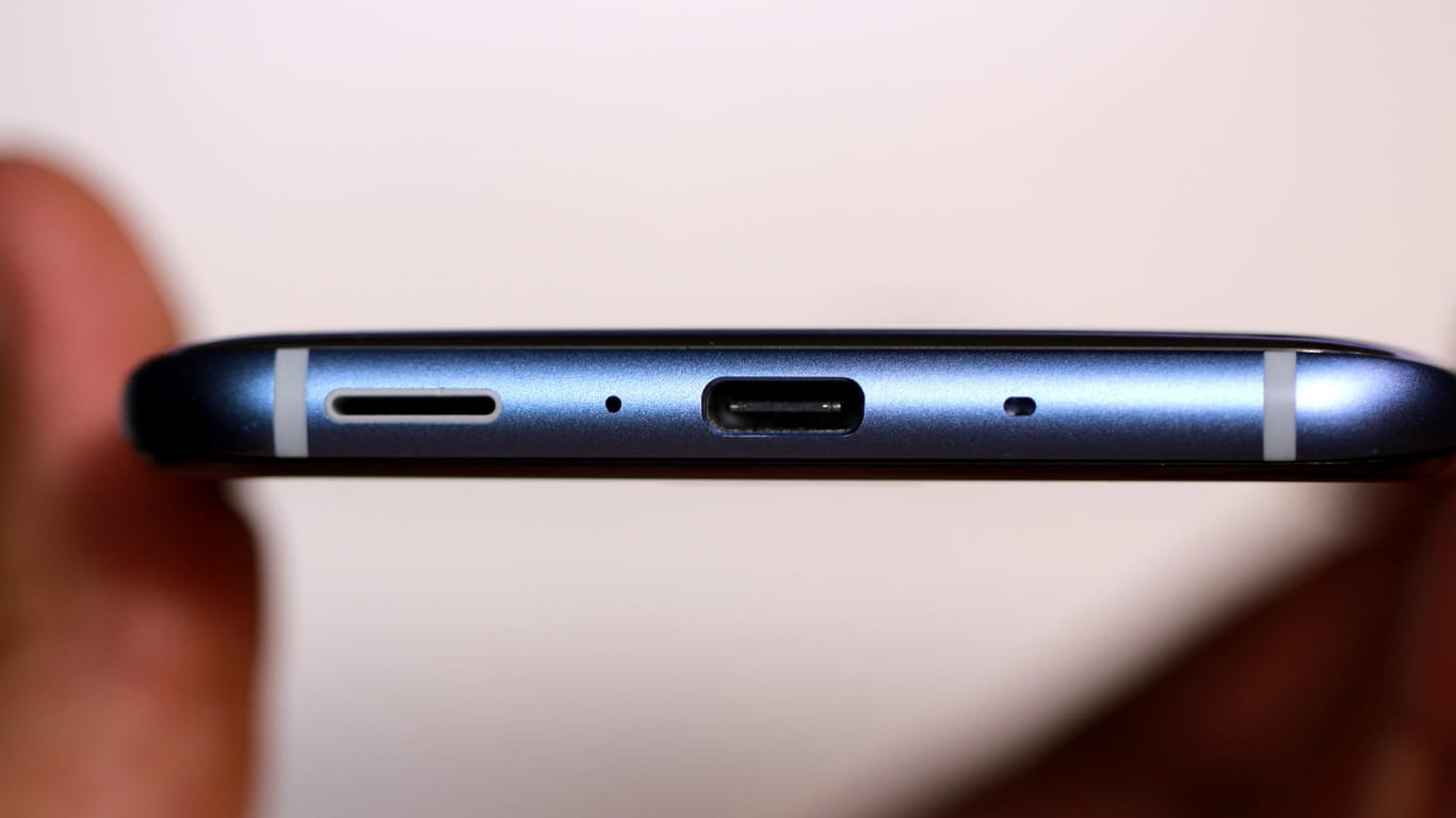 HTC verzichtet beim U11 auf einen Klinke-Anschluss, liefert aber einen USB-C-Adapter dafür mit.