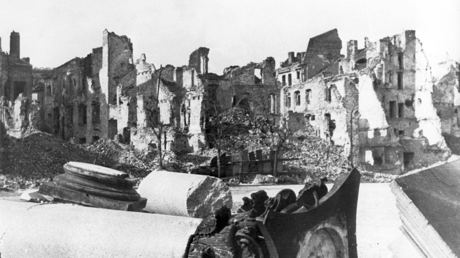 Hausruinen in der polnischen Hauptstadt Warschau im Jahre 1945. Im Vordergrund die umgestürzte Säule des Denkmals von König Sigismund III.