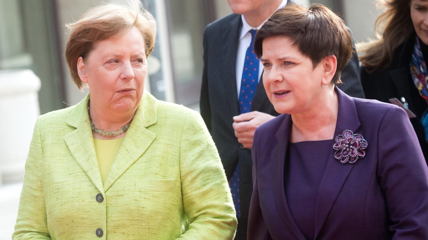 Bundeskanzlerin Angela Merkel (l, CDU) und die polnische Ministerpräsidentin Beata Szydlo streiten über Reparationen.