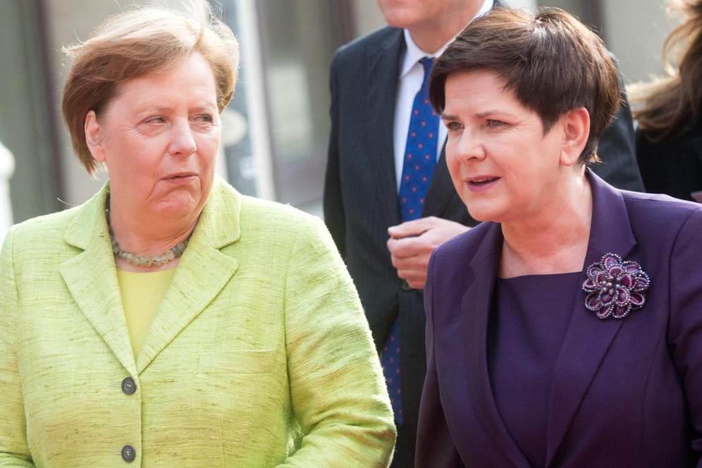 Bundeskanzlerin Angela Merkel (l, CDU) und die polnische Ministerpräsidentin Beata Szydlo streiten über Reparationen.