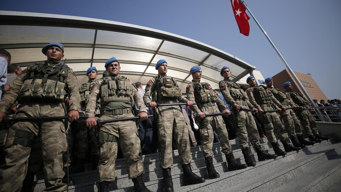 Türkische Soldaten stehen in Silivri bei Istanbul vor einem Gerichtssaal, in dem Journalisten wegen Terror-Unterstützung angeklagt sind.