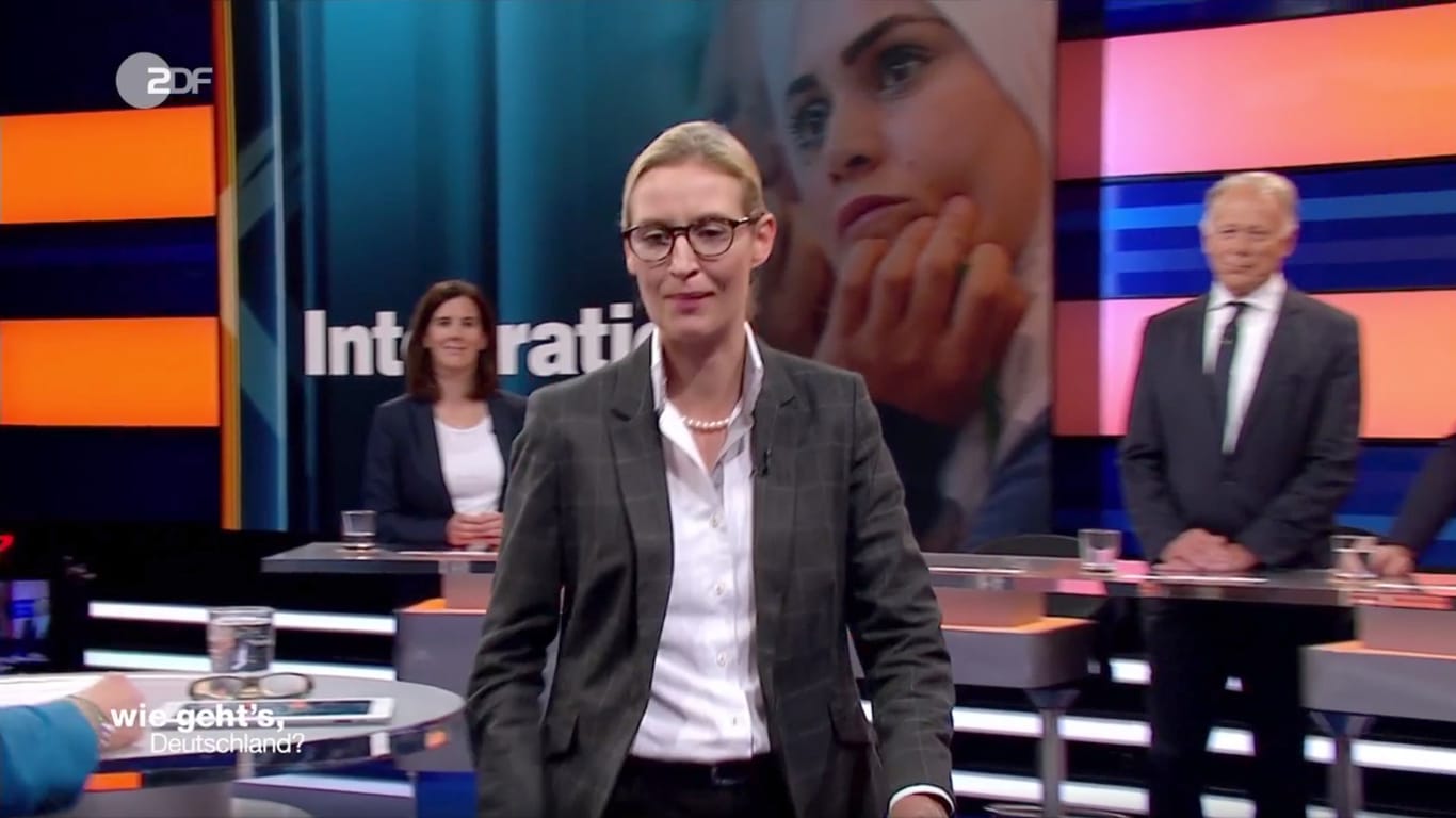 Das Videostandbild zeigt wie Alice Weidel (M), Spitzenkandidatin der AfD, die ZDF-Sendung «Wie geht's, Deutschland» verlässt.