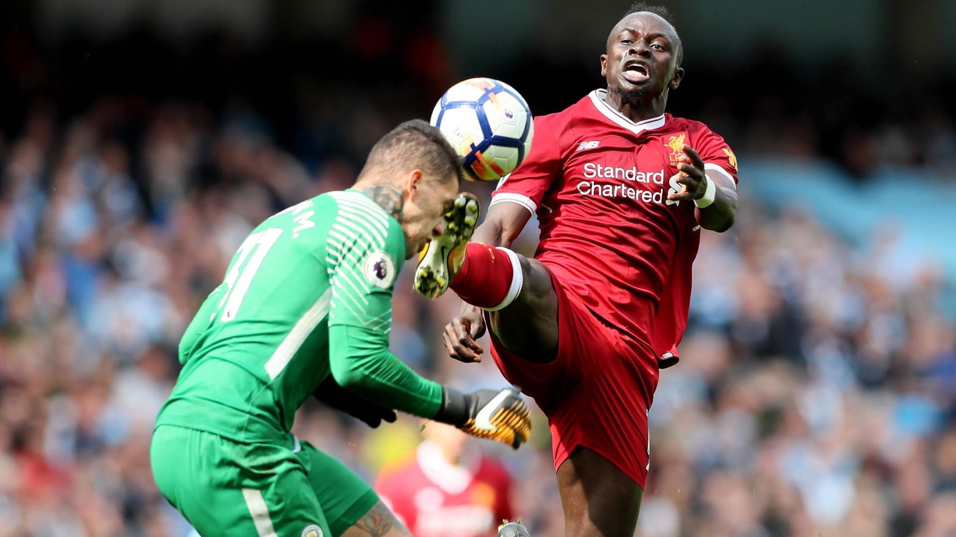 Die Kollision von Sadio Mané (l.) und Ederson im Spiel ManCity gegen FC Liverpool.