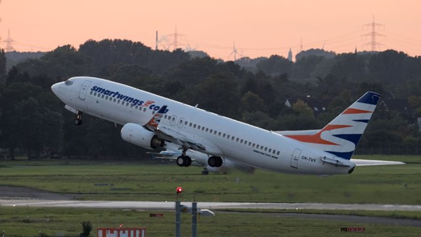 Ziel Kabul: Ein Flugzeug der Flugline mit abgeschobenen Flüchtlingen an Bord hebt in Düsseldorf ab.