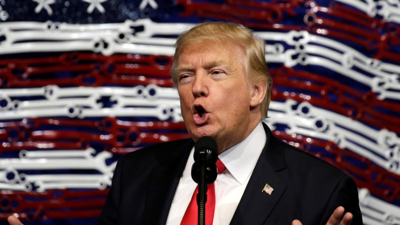US-Präsident Donald Trump spricht in der Fabrik eines Werkzeugherstellers vor einer amerikanischen Flagge aus Schraubenschlüsseln.