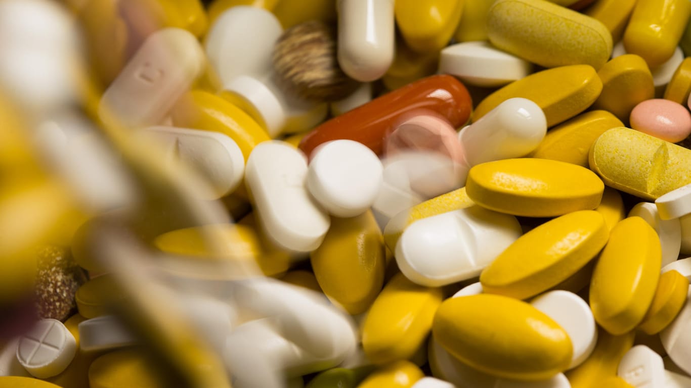 Tabletten, Kapseln und Pillen in verschiedenen Farben liegen in Osnabrück (Niedersachsen) in einem Medikamenten-Behälter einer Apotheke.