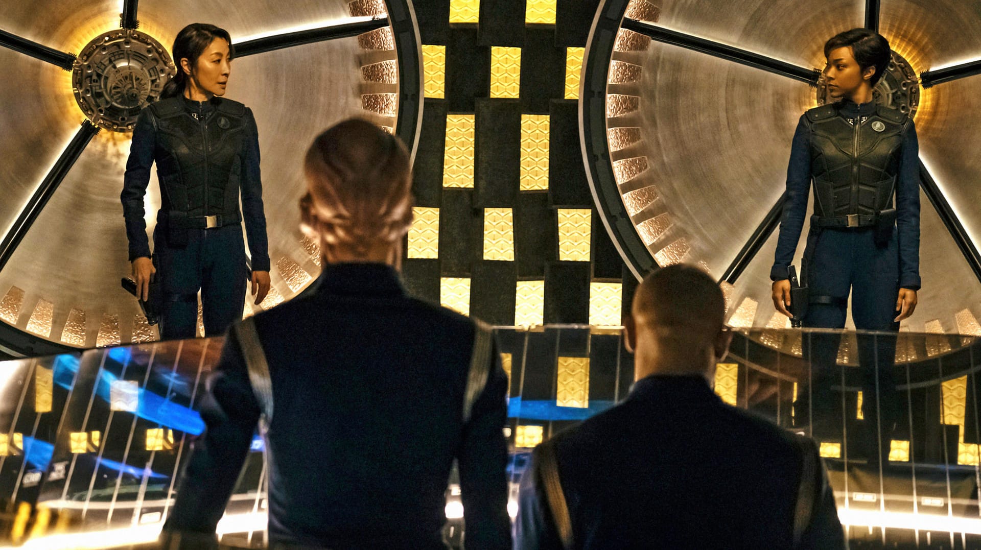 Michelle Yeoh als Captain Philippa Georgiou und Sonequa Martin-Green als First Officer Michael Burnham.